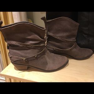 BOOTS - Rugged Funky with buckled straps